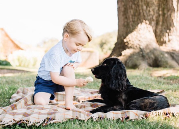 Novas fotos divulgadas de Príncipe George que completa 3 anos