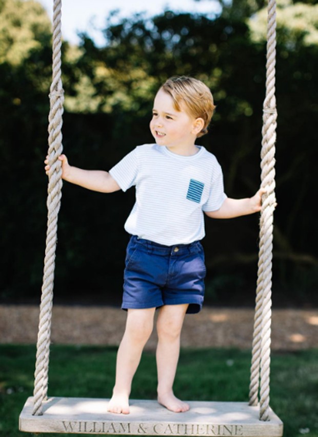 Novas fotos divulgadas de Príncipe George que completa 3 anos