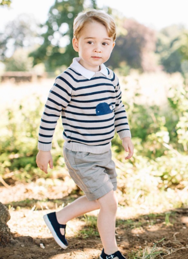 Novas fotos divulgadas de Príncipe George que completa 3 anos