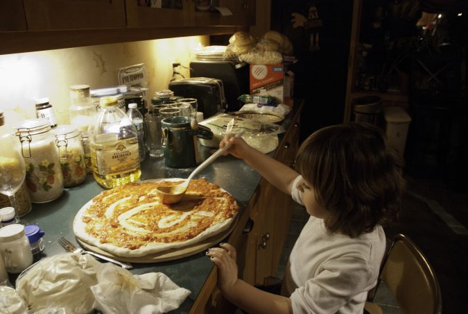 Os benefícios de cozinhar com as crianças