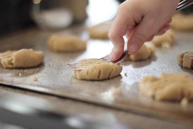 Os benefícios de cozinhar com as crianças