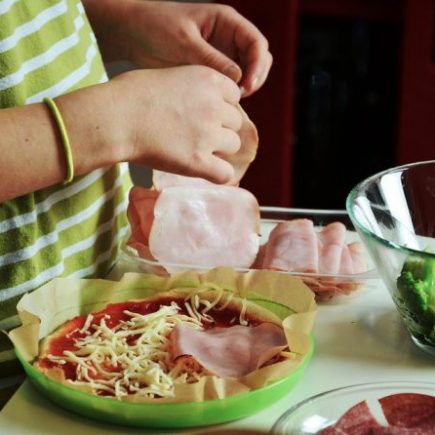 Os benefícios de cozinhar com as crianças