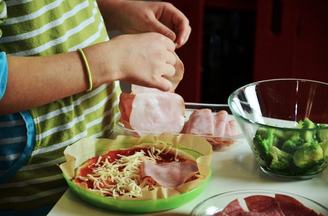 Os benefícios de cozinhar com as crianças
